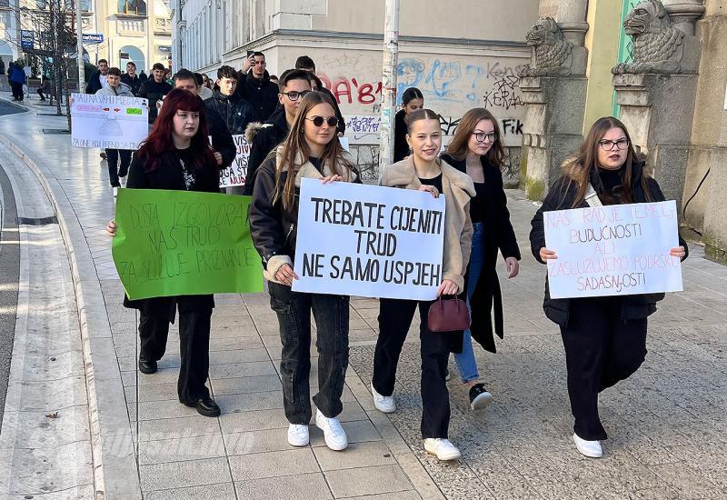 Mostarski srednjoškolci traže promjene: Održana mirna šetnja i flash mob