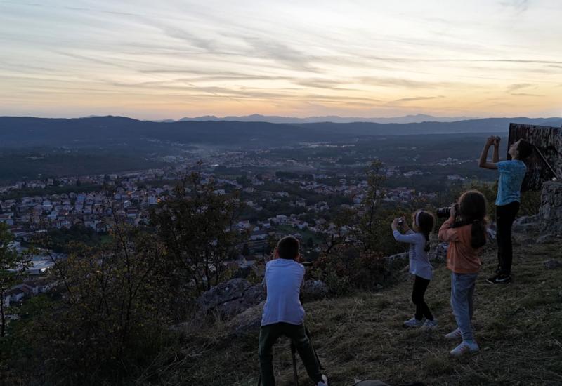 Panoramsko fotografiranje Širokog Brijega u sumrak - Radionice koje inspiriraju: U Širokom Brijegu promovirana fotografija među mladima