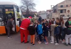 FOTO: U Grudama Djed Božićnjak stigao autobusom