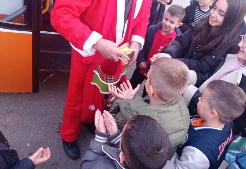 FOTO: U Grudama Djed Božićnjak stigao autobusom