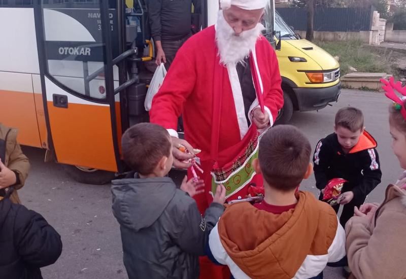 FOTO: U Grudama Djed Božićnjak stigao autobusom