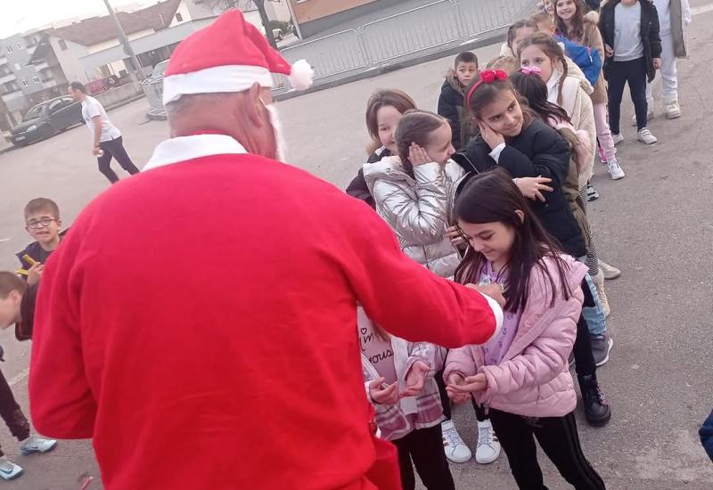 FOTO: U Grudama Djed Božićnjak stigao autobusom