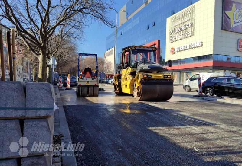 FOTO | U tijeku asfaltiranje ulice ispred Mepas Malla