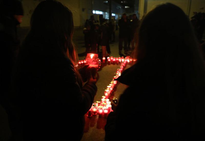 FOTO Svijeće, plišanci i poruke sućuti ispred škole u Zagrebu