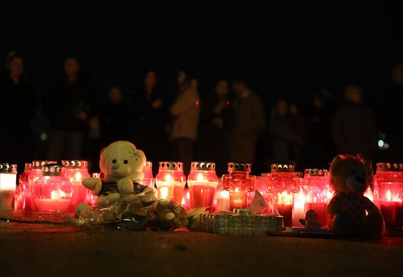 FOTO Svijeće, plišanci i poruke sućuti ispred škole u Zagrebu