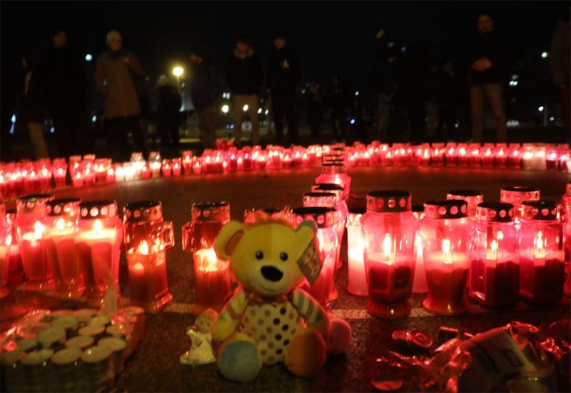 FOTO Svijeće, plišanci i poruke sućuti ispred škole u Zagrebu