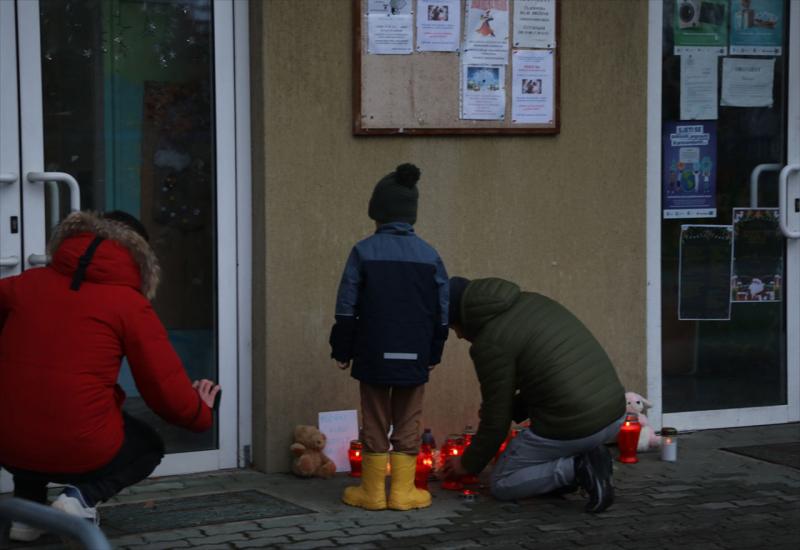 FOTO Svijeće, plišanci i poruke sućuti ispred škole u Zagrebu