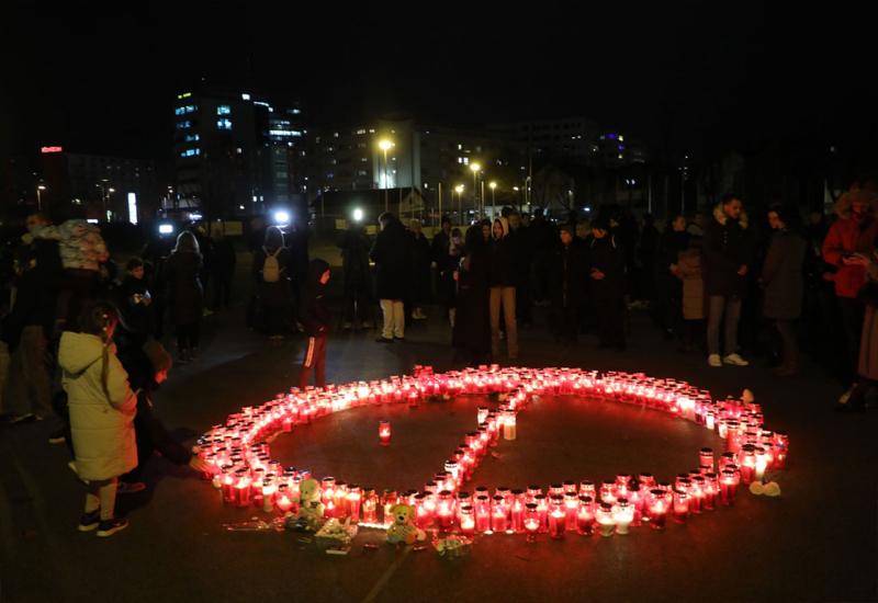 FOTO Svijeće, plišanci i poruke sućuti ispred škole u Zagrebu