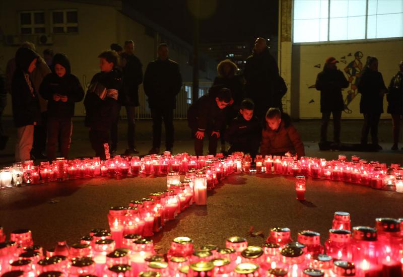 FOTO Svijeće, plišanci i poruke sućuti ispred škole u Zagrebu