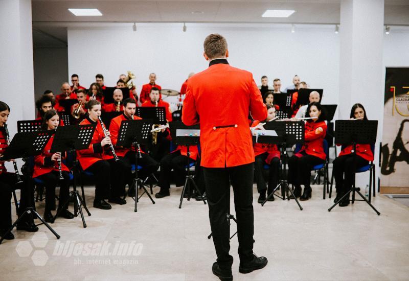 Tradicionalni božićni koncert HGM-a - Hrvatska glazba Mostar spojila generacije: Djeca i orkestar stvorili nezaboravnu večer!