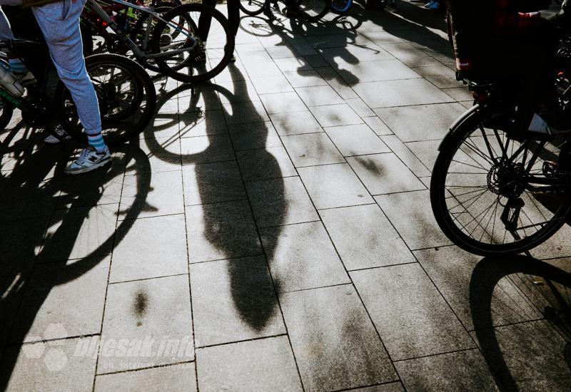 Ho-ho-ho na pedalama: Djedovi Božićnjaci biciklirali kroz Mostar