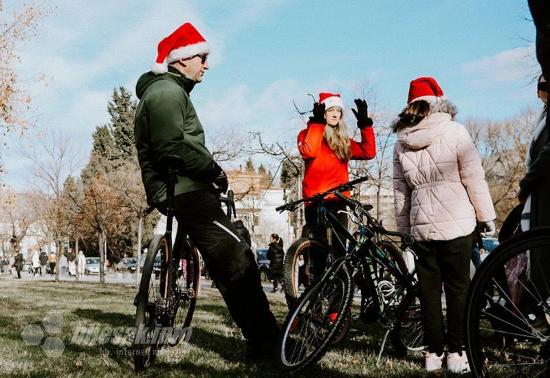 Ho-ho-ho na pedalama: Djedovi Božićnjaci biciklirali kroz Mostar