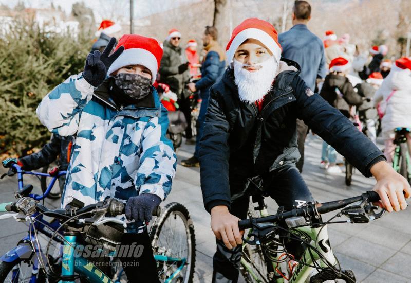 Ho-ho-ho na pedalama: Djedovi Božićnjaci biciklirali kroz Mostar