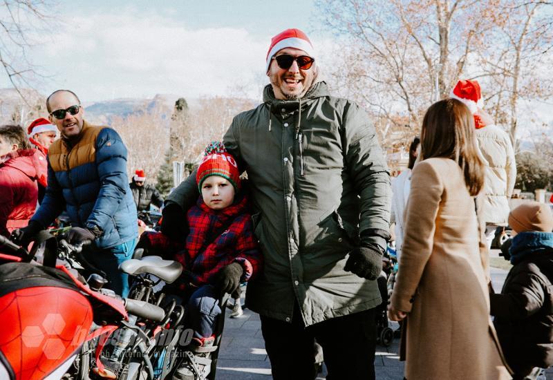 Ho-ho-ho na pedalama: Djedovi Božićnjaci biciklirali kroz Mostar