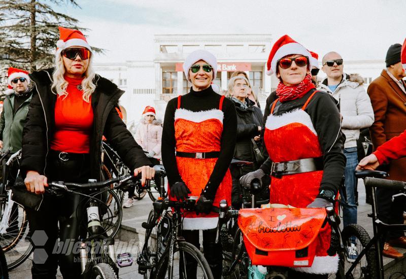 Ho-ho-ho na pedalama: Djedovi Božićnjaci biciklirali kroz Mostar