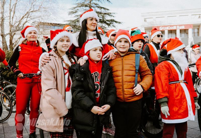 Ho-ho-ho na pedalama: Djedovi Božićnjaci biciklirali kroz Mostar