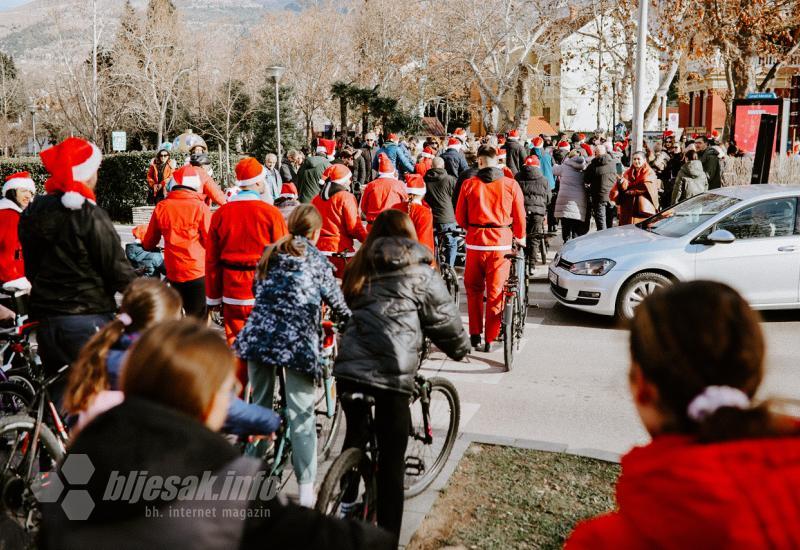 Ho-ho-ho na pedalama: Djedovi Božićnjaci biciklirali kroz Mostar