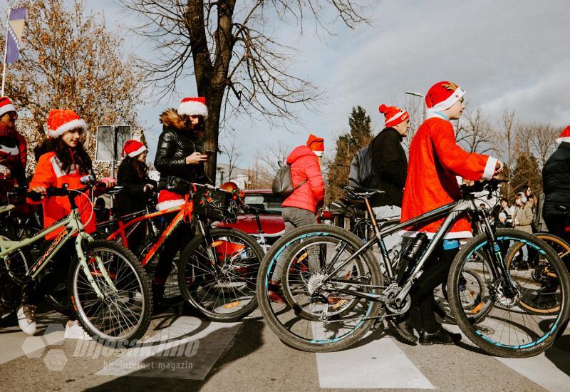 Ho-ho-ho na pedalama: Djedovi Božićnjaci biciklirali kroz Mostar