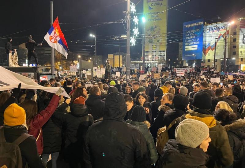 Prosvjedi na Trgu Slavija u Beogradu - Prosvjedi u Beogradu: Tisuće građana pružaju podršku zahtjevima studenata