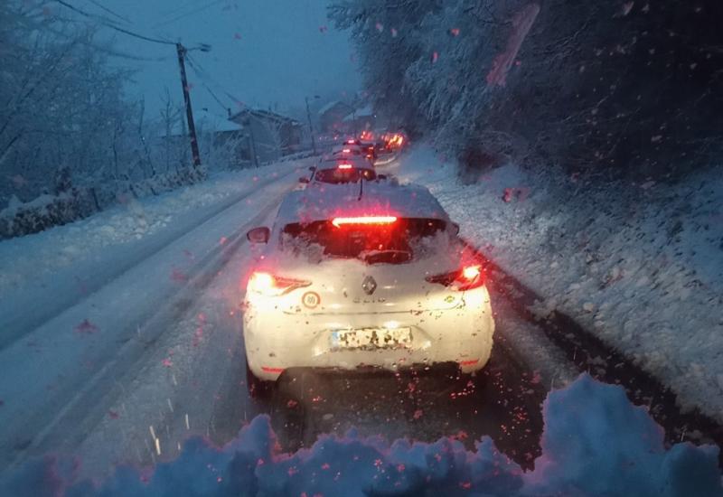 Snijeg stvara probleme na prometnicama diljem Bosne: Na dijelovima obustavljen promet 