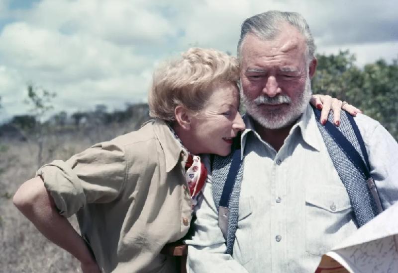 Ernest Hemingway sa susprugom - Hemingway doživio prvu od dvije zrakoplovne nesreće u samo dva dana