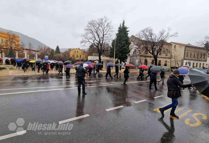 FOTO | Prosvjetari pred Skupštinom, pred njima policija