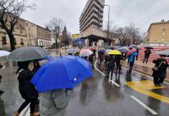 FOTO | Prosvjetari pred Skupštinom, pred njima policija