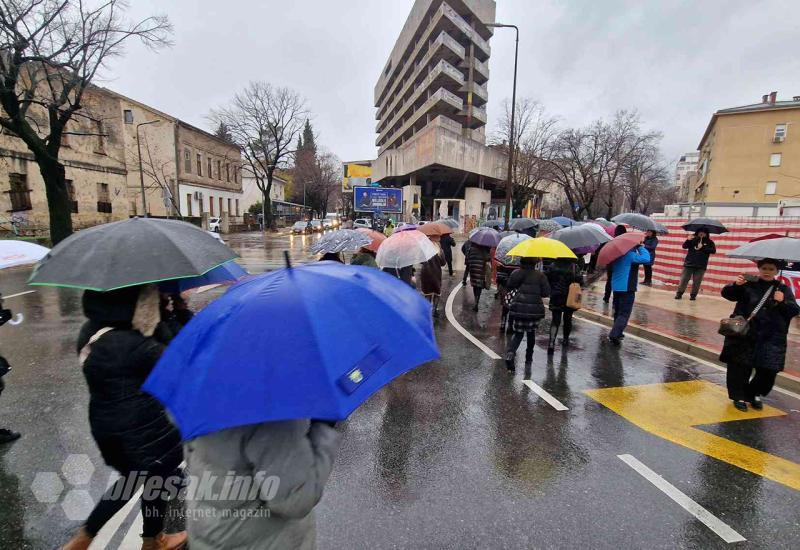 FOTO | Prosvjetari pred Skupštinom, pred njima policija