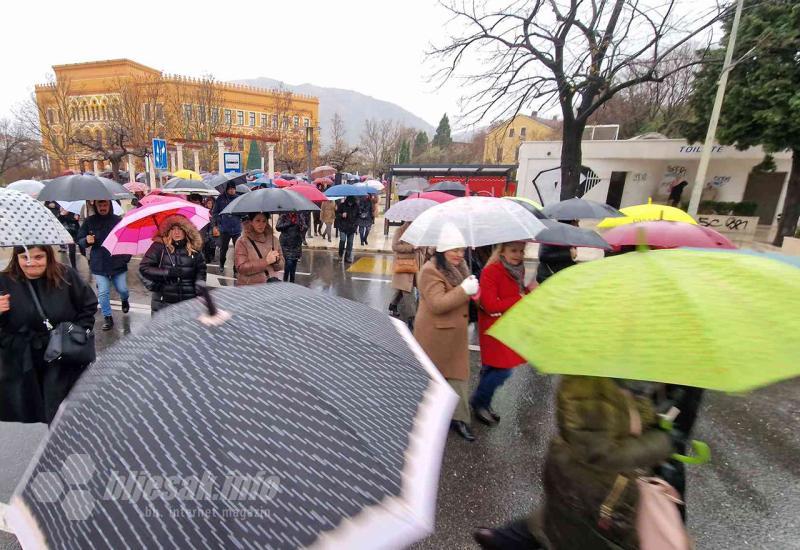 FOTO | Prosvjetari pred Skupštinom, pred njima policija