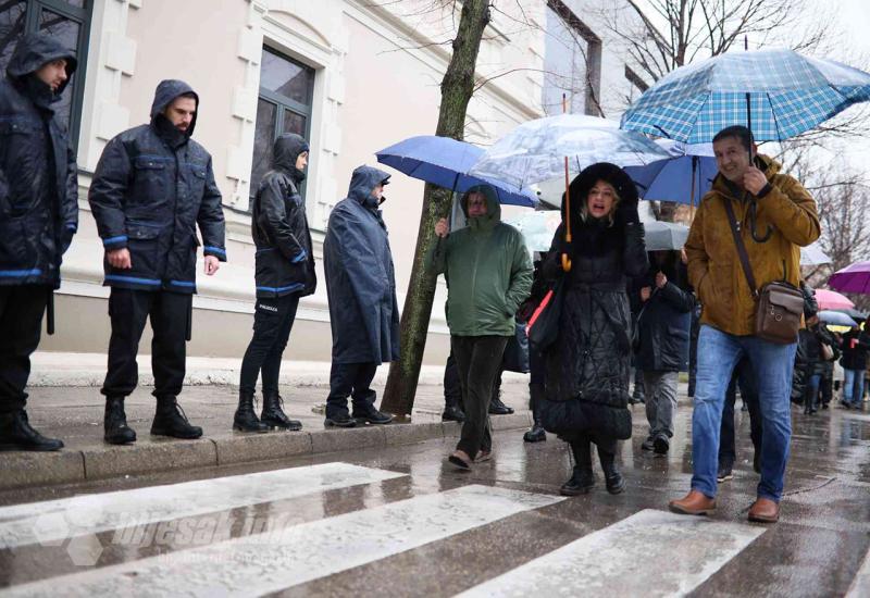 FOTO | Prosvjetari pred Skupštinom, pred njima policija