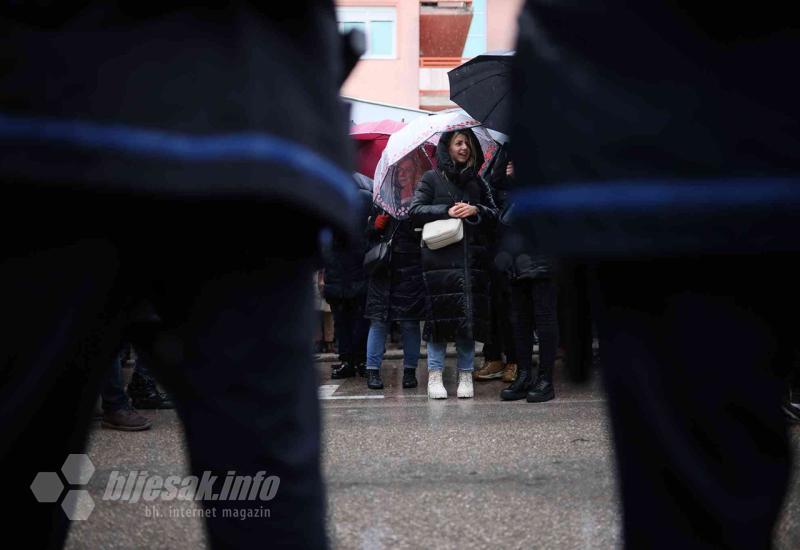 FOTO | Prosvjetari pred Skupštinom, pred njima policija