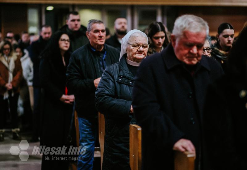 FOTO | Mostarske crkve ispunjene vjerom i zajedništvom na polnoćkama