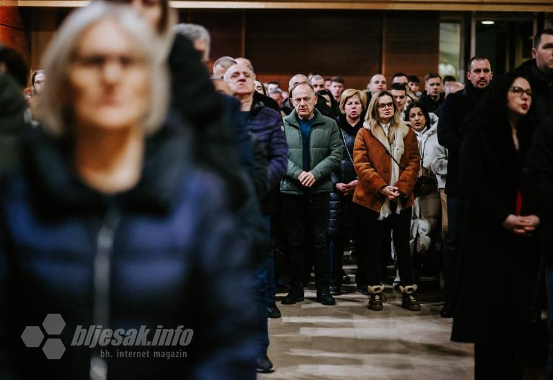 FOTO | Mostarske crkve ispunjene vjerom i zajedništvom na polnoćkama