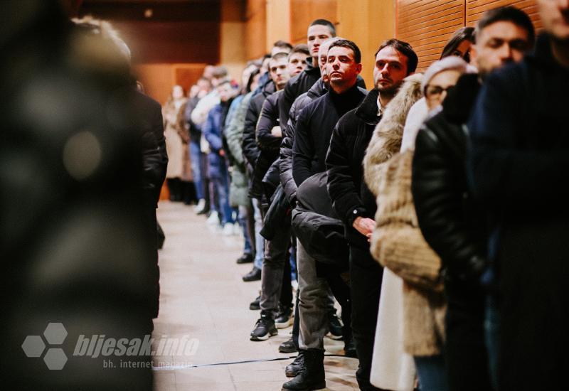 FOTO | Mostarske crkve ispunjene vjerom i zajedništvom na polnoćkama