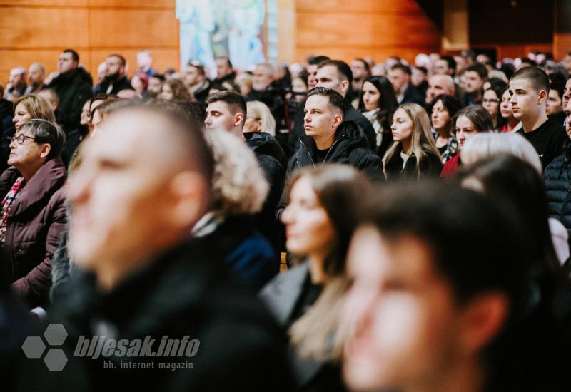 FOTO | Mostarske crkve ispunjene vjerom i zajedništvom na polnoćkama