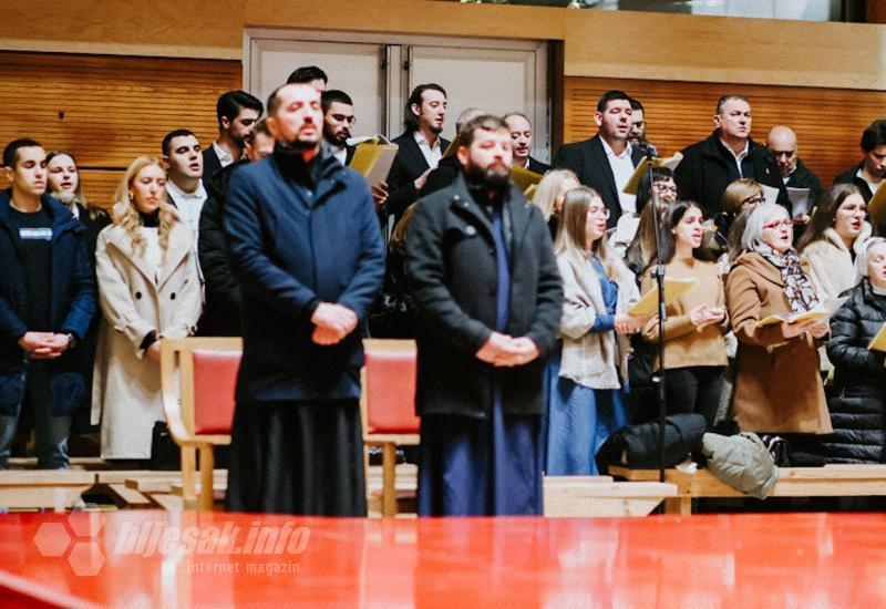 FOTO | Mostarske crkve ispunjene vjerom i zajedništvom na polnoćkama