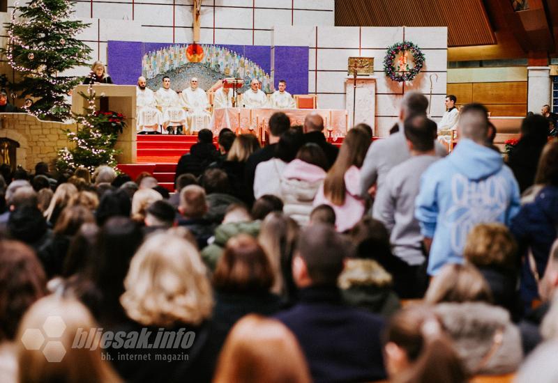 FOTO | Mostarske crkve ispunjene vjerom i zajedništvom na polnoćkama