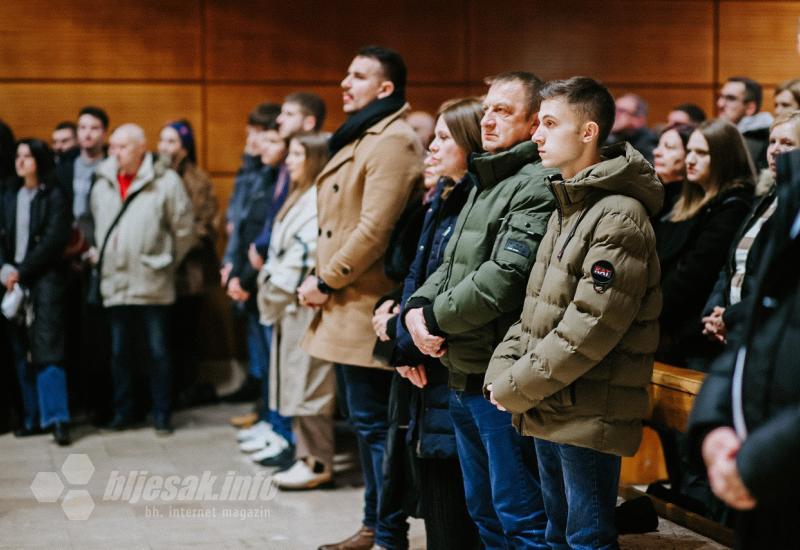 FOTO | Mostarske crkve ispunjene vjerom i zajedništvom na polnoćkama