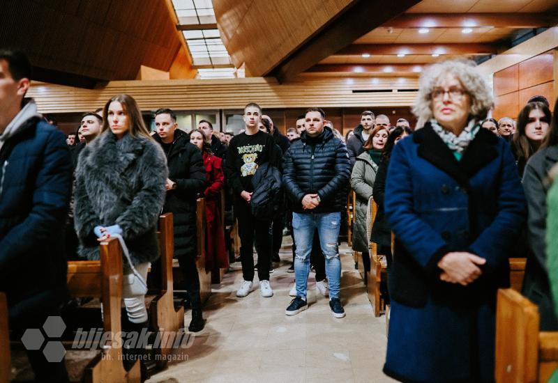 FOTO | Mostarske crkve ispunjene vjerom i zajedništvom na polnoćkama