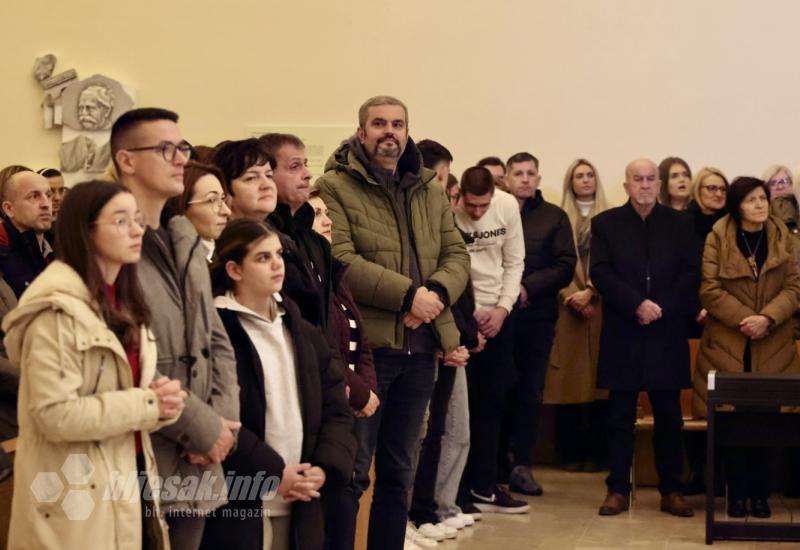 FOTO | Mostarske crkve ispunjene vjerom i zajedništvom na polnoćkama