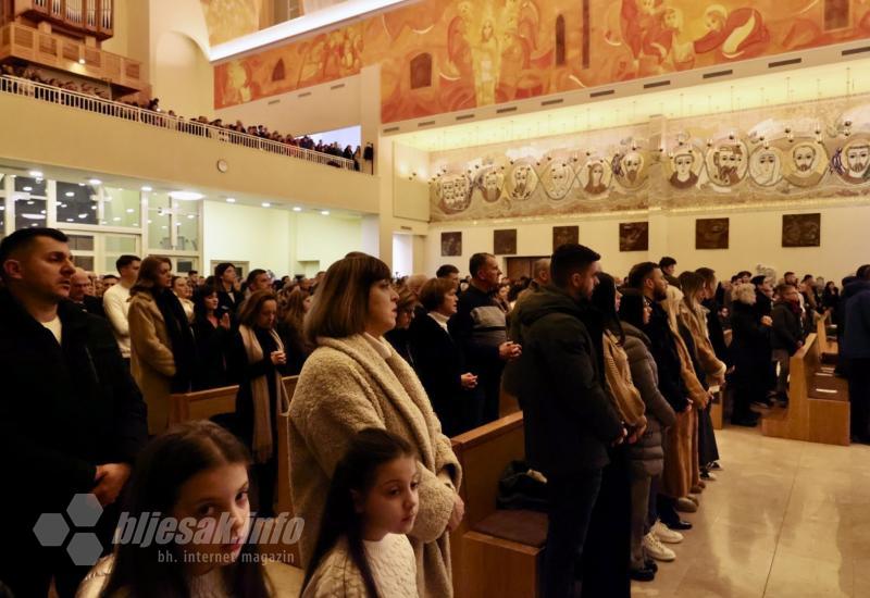 FOTO | Mostarske crkve ispunjene vjerom i zajedništvom na polnoćkama