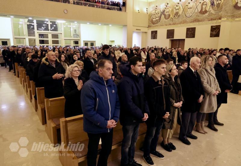 FOTO | Mostarske crkve ispunjene vjerom i zajedništvom na polnoćkama