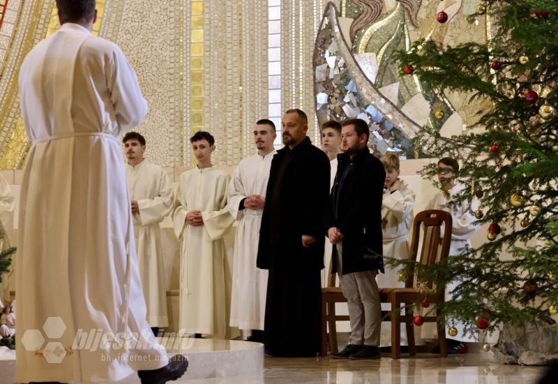 FOTO | Mostarske crkve ispunjene vjerom i zajedništvom na polnoćkama