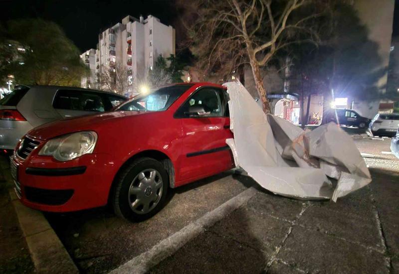 Centar 2: Oštećena fasada pala na automobil