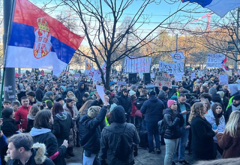 VIDEO | Žena automobilom probila blokadu, nosila studenta na haubi