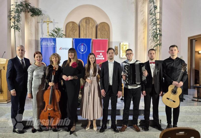 FOTO | Božićni koncert HKD Napredak: Tradicionalne skladbe dirnule mostarsku publiku