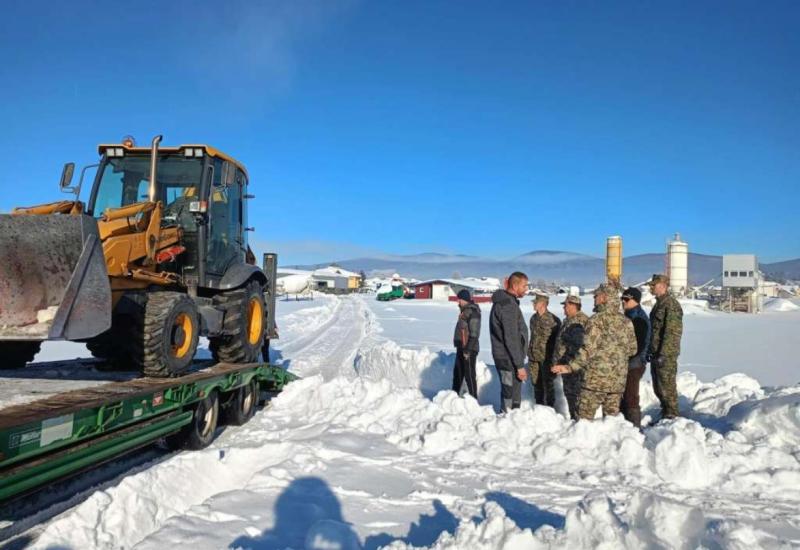 Oružane snage u Bosanskom Petrovcu pomažu u raščišćavanju puteva