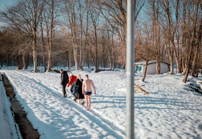 Zimsko kupanje na Plivskom jezeru - Mladi Hrvat iz Münchena zaplivao u hladnom Plivskom jezeru