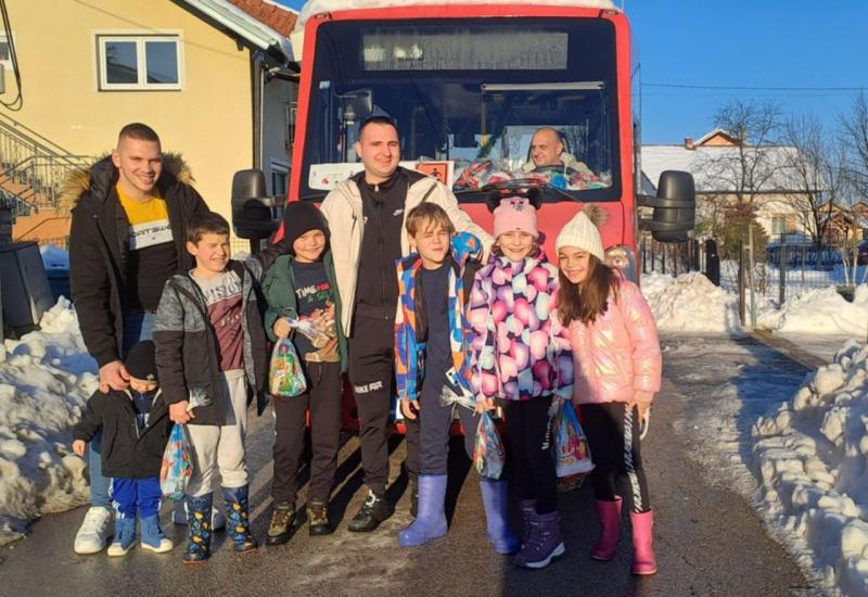 Vozač školskog autobusa razveselio učenike: Dostavljao paketiće na kućnu adresu 