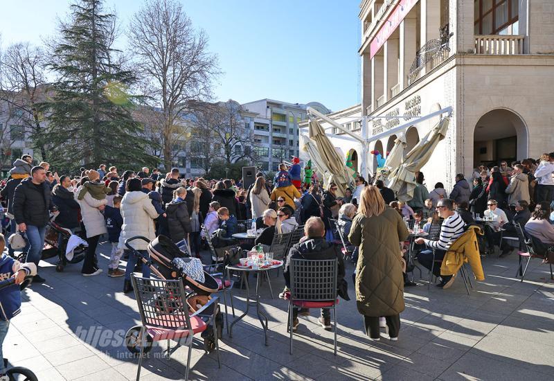 Dječja Nova godina proslavljena je na platou HD HS Kosača - Dječja Nova godina u Mostaru donijela radost, večeras energični silvestarski koncert